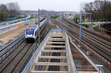 825551 Gezicht op de sporen ter hoogte van Lunetten aansluiting te Utrecht, vanaf het viaduct in de Waterlinieweg, uit ...